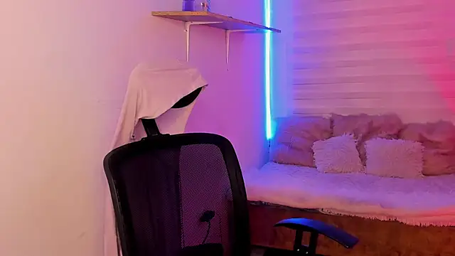 Snapshot of Emily_Lindey chatting on October 2025 03:25:01 AM Emily Lindey online show from October 2025 03:25:01 AM