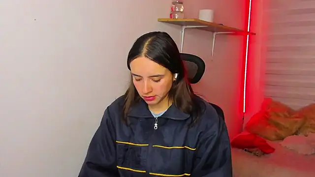 Snapshot of Emily_Lindey chatting on November 2025 03:17:01 AM Emily Lindey online show from November 2025 03:17:01 AM