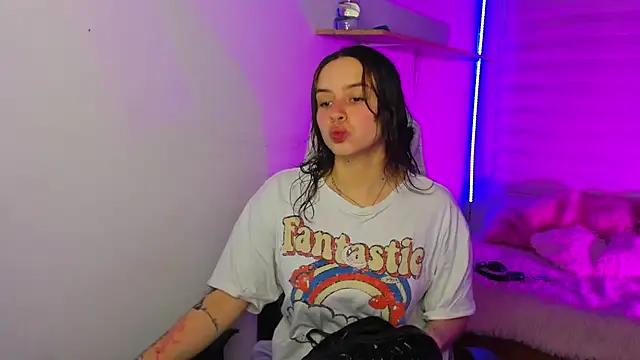 Snapshot of Emily_Lindey chatting on November 2025 03:18:02 AM Emily Lindey online show from November 2025 03:18:02 AM