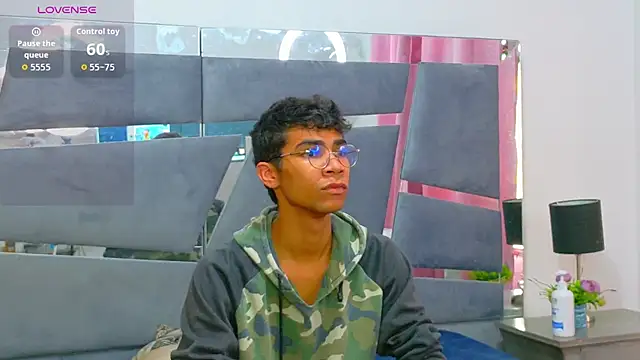 Snapshot of Desire4Duo chatting on November 2025 01:40:01 PM Desire4Duo online show from November 2025 01:40:01 PM