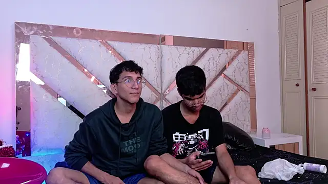 Snapshot of Desire4Duo chatting on November 2025 02:31:02 PM Desire4Duo online show from November 2025 02:31:02 PM