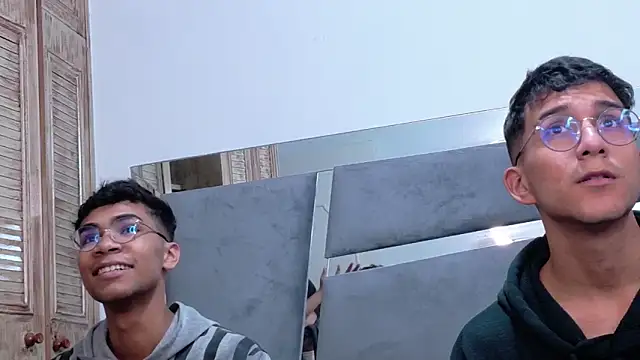 Snapshot of Desire4Duo chatting on December 2025 01:50:02 PM Desire4Duo online show from December 2025 01:50:02 PM