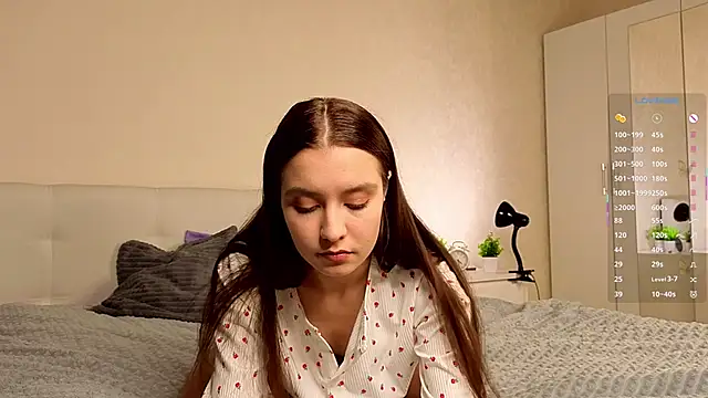 La L U N E online show from October 2025 04:31:01 PM