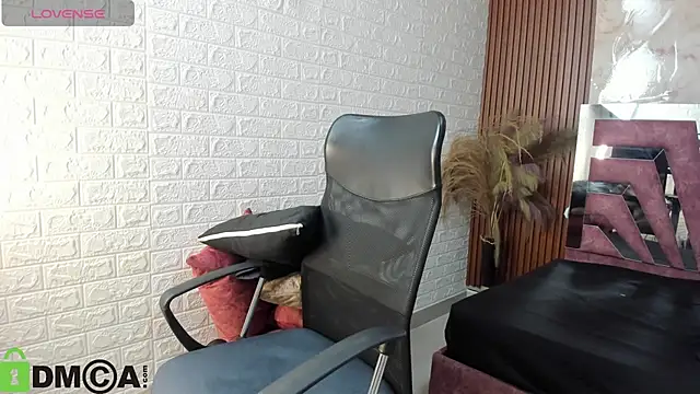 Amara  Hank online show from October 2025 01:06:02 PM