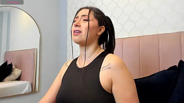 JuliethCruz  online show from March 2026 06:47:02 PM