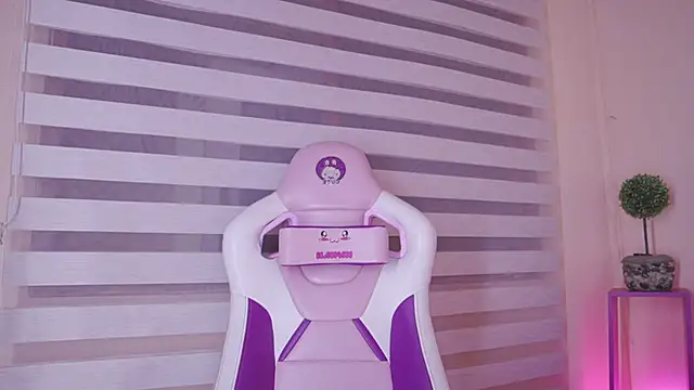 Meggie  online show from December 2025 12:18:01 AM