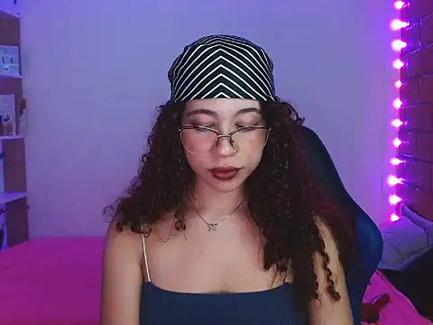 Snapshot of Medussa3033 chatting on December 2025 03:23:01 AM Medussa3033 online show from December 2025 03:23:01 AM