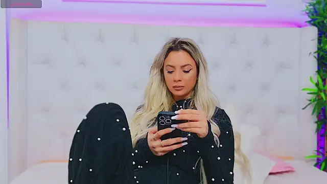 Snapshot of AriannaSins chatting on January 2025 07:49:02 PM AriannaSins online show from January 2025 07:49:02 PM