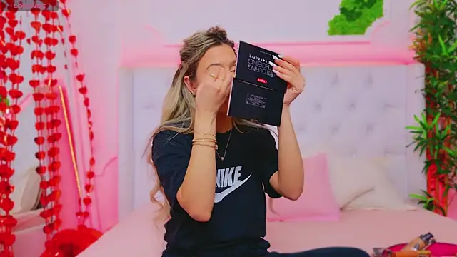 Snapshot of AriannaSins chatting on February 2025 01:54:01 PM AriannaSins online show from February 2025 01:54:01 PM