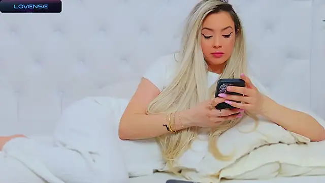 Snapshot of AriannaSins chatting on February 2025 04:15:01 PM AriannaSins online show from February 2025 04:15:01 PM