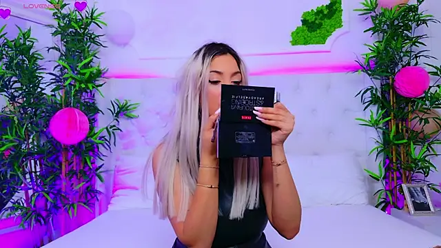 Snapshot of AriannaSins chatting on September 2025 12:29:01 PM AriannaSins online show from September 2025 12:29:01 PM