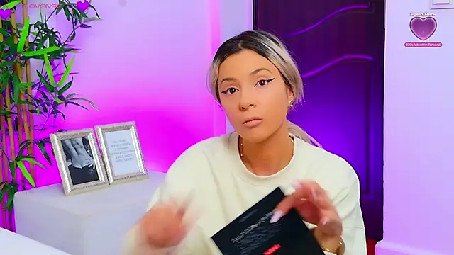 Snapshot of AriannaSins chatting on September 2025 12:09:01 PM AriannaSins online show from September 2025 12:09:01 PM