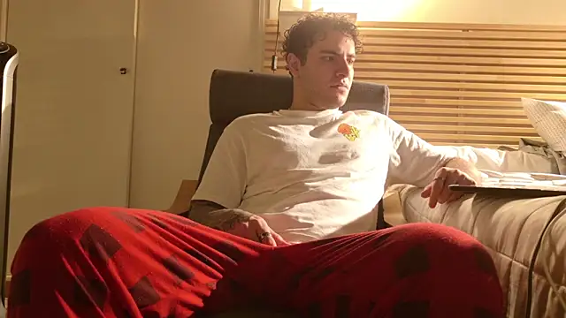 Snapshot of KevinWolf777 chatting on December 2025 01:35:02 AM KevinWolf777 online show from December 2025 01:35:02 AM