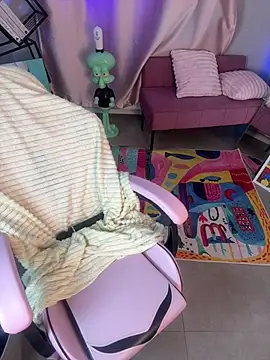 Snapshot of cold_blondie chatting on July 2026 05:33:01 AM cold blondie online show from July 2026 05:33:01 AM