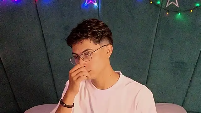 Aaron Eze online show from December 2025 09:54:01 PM