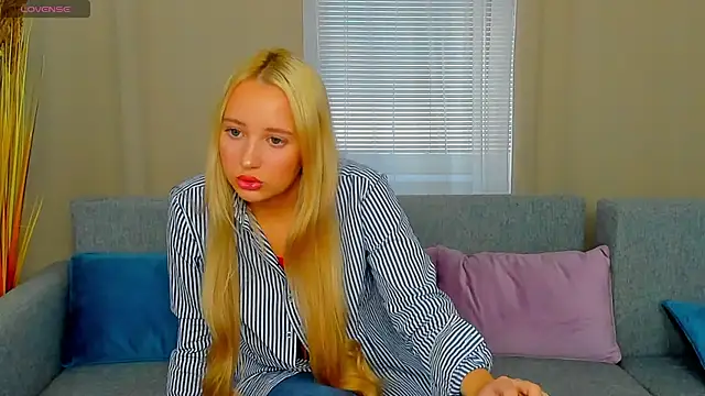 Snapshot of AuroraSkyee chatting on October 2025 12:17:02 PM AuroraSkyee online show from October 2025 12:17:02 PM