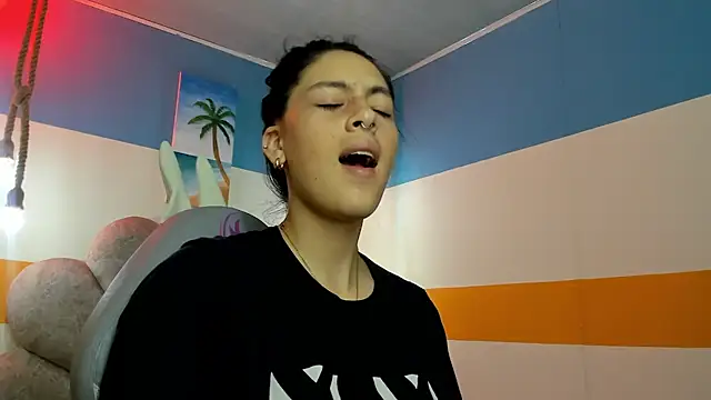 Snapshot of moon_winy chatting on October 2025 11:33:02 AM moon winy online show from October 2025 11:33:02 AM