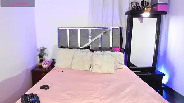 Snapshot of IvettePetit chatting on February 2026 12:09:01 AM IvettePetit online show from February 2026 12:09:01 AM