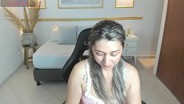 Snapshot of karlyy_ chatting on November 2025 07:18:02 PM karlyy online show from November 2025 07:18:02 PM