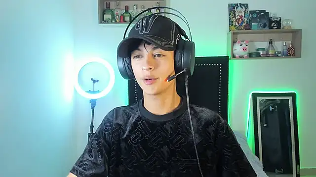 Snapshot of Alejo_Desire chatting on November 2025 04:00:02 AM Alejo Desire online show from November 2025 04:00:02 AM