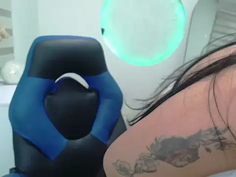 madys hot online show from December 2025 05:46:01 AM