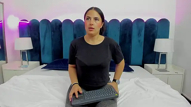 AuraSky  online show from November 2025 07:25:01 PM