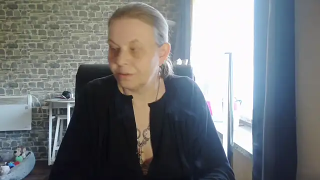 Snapshot of Diamond_Bite chatting on November 2025 10:17:01 AM Diamond Bite online show from November 2025 10:17:01 AM