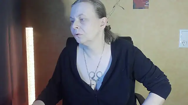 Snapshot of Diamond_Bite chatting on November 2025 07:17:01 AM Diamond Bite online show from November 2025 07:17:01 AM