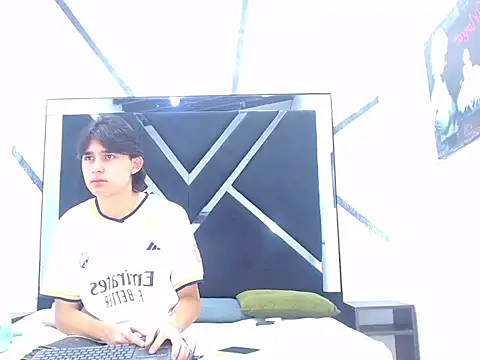 Tom 0001 online show from October 2025 08:00:02 PM