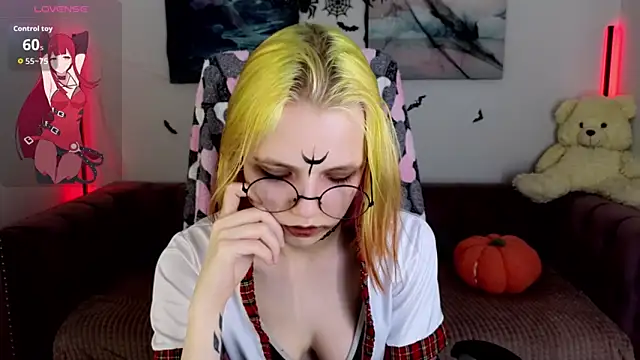 Snapshot of MitaSide chatting on October 2025 08:43:01 PM MitaSide online show from October 2025 08:43:01 PM