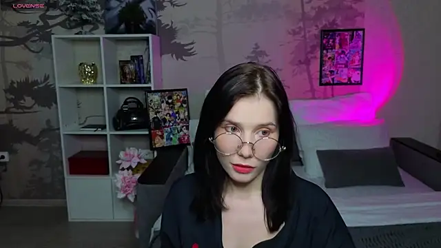 Mell Hyees online show from November 2025 06:07:02 PM