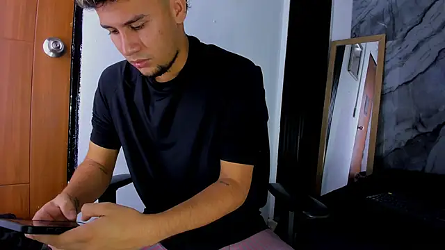 Alan-Smith1 online show from December 2025 07:32:01 PM