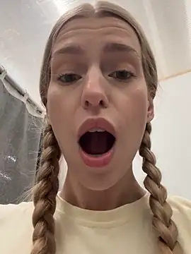 kira mia online show from November 2025 04:10:02 PM