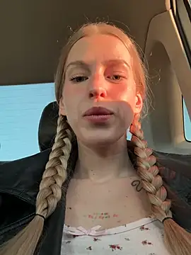 kira mia online show from May 2026 04:45:01 PM
