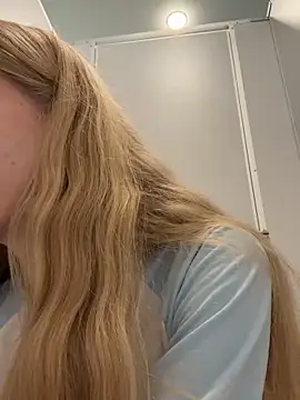 kira mia online show from May 2026 07:42:01 PM