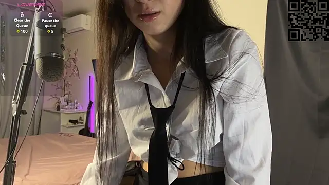 Snapshot of ella_simons chatting on November 2025 01:06:02 AM ella simons online show from November 2025 01:06:02 AM