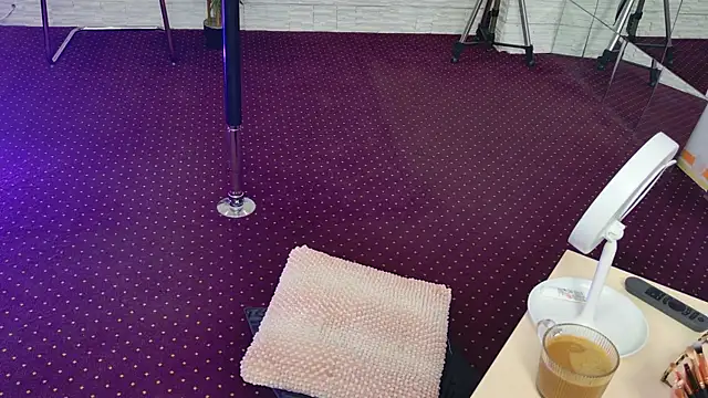 IvorySwan online show from November 2025 05:28:02 AM