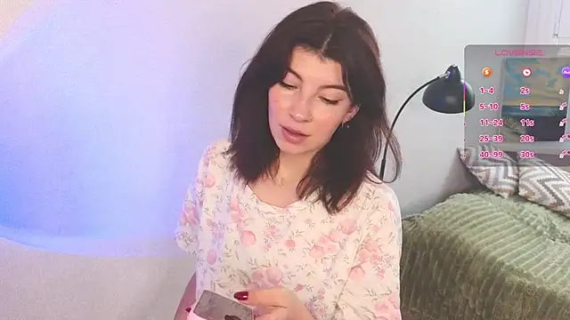 Snapshot of KiraBlushy chatting on November 2025 06:33:01 AM KiraBlushy online show from November 2025 06:33:01 AM