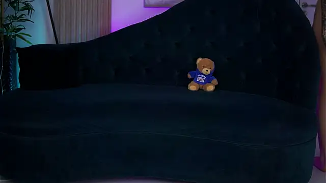 Snapshot of LaraSynn chatting on November 2025 09:32:02 AM LaraSynn online show from November 2025 09:32:02 AM