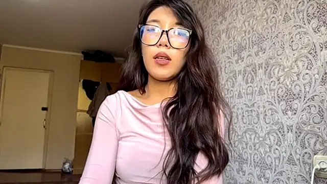 EsterCassius online show from October 2025 08:11:01 AM