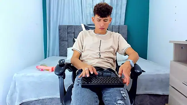 Nicolas Torres  online show from November 2025 04:34:02 AM