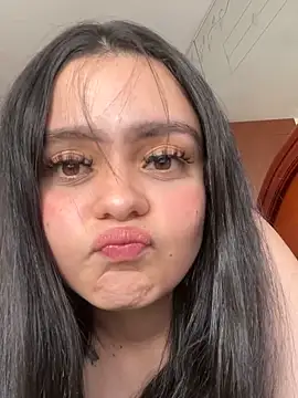 Selena Roa online show from April 2026 06:32:02 PM