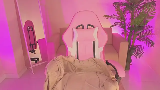 Snapshot of Linda_Sweetiest chatting on December 2025 12:52:02 AM Linda Sweetiest online show from December 2025 12:52:02 AM