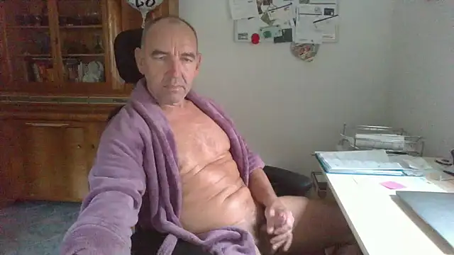 Snapshot of Lutzi1970 chatting on November 2025 08:42:01 AM Lutzi1970 online show from November 2025 08:42:01 AM