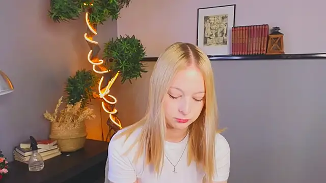 Snapshot of YungLyssy chatting on November 2025 03:23:02 AM YungLyssy online show from November 2025 03:23:02 AM