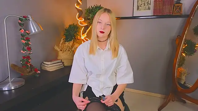 Snapshot of YungLyssy chatting on November 2025 03:18:02 AM YungLyssy online show from November 2025 03:18:02 AM