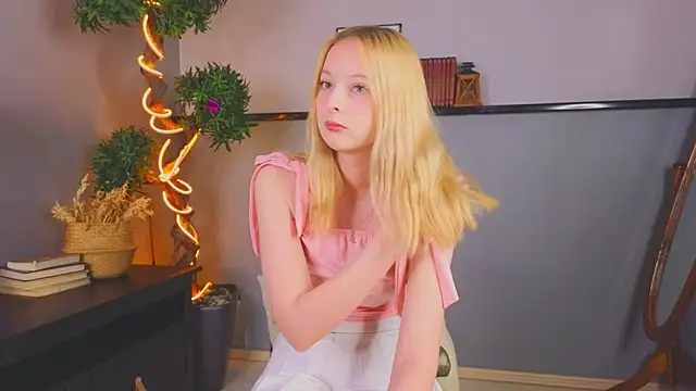 Snapshot of YungLyssy chatting on November 2025 02:37:02 AM YungLyssy online show from November 2025 02:37:02 AM