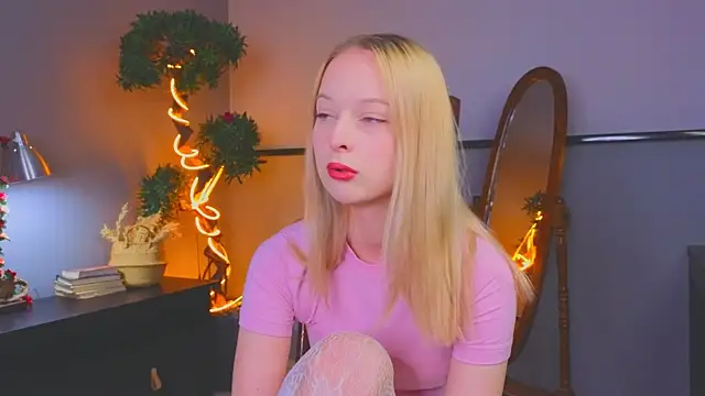 Snapshot of YungLyssy chatting on December 2025 04:17:01 AM YungLyssy online show from December 2025 04:17:01 AM