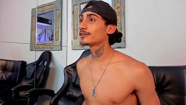 Snapshot of Mr_Strike chatting on October 2025 02:44:01 AM Mr Strike online show from October 2025 02:44:01 AM