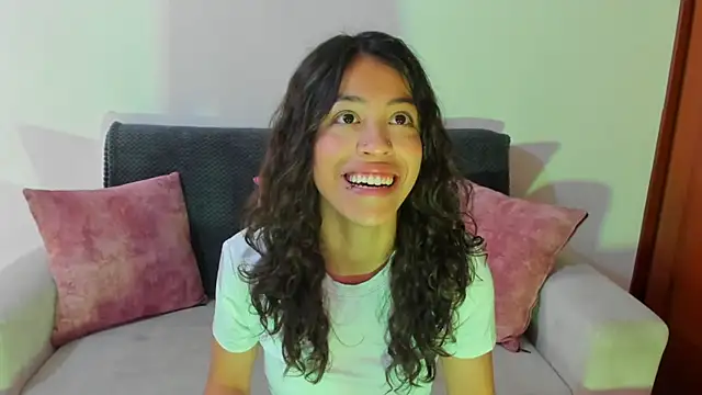 Snapshot of emily_jonessxx chatting on November 2025 06:50:01 PM emily jonessxx online show from November 2025 06:50:01 PM